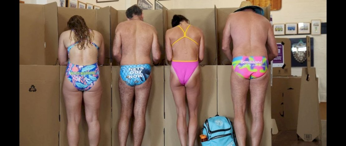Warga Australia Meriahkan Pemilu dengan Budgy Smugglers dan 'Democracy Sausage'