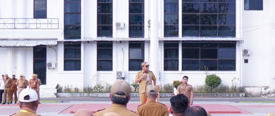 Bupati Takalar, Mohammad Firdaus Daeng Manye saat memimpin Apel Gabungan Organisasi Perangkat Daerah (OPD) Tingkat Kabupaten Takalar, di Lapangan Upacara Kantor Bupati, Senin 5 Mei 2025. 