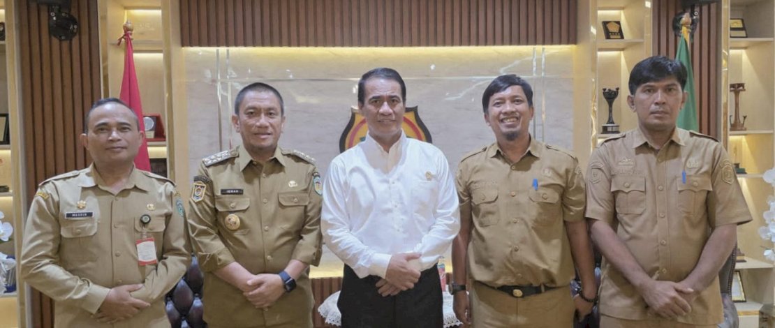 Bupati Luwu Timur, Irwan Bachri Syam, melakukan audiensi sekaligus menyerahkan secara langsung undangan resmi kepada Menteri Amran Sulaiman di Kantor Kementerian Pertanian RI, Jl. Harsono RM Dalam No.3, Ragunan, Jakarta Selatan, Senin, 5 Mei 2025. Bupati Luwu Timur, Irwan Bachri Syam, melakukan audiensi sekaligus menyerahkan secara langsung undangan resmi kepada Menteri Amran Sulaiman di Kantor Kementerian Pertanian RI, Jl. Harsono RM Dalam No.3, Ragunan, Jakarta Selatan, Senin, 5 Mei 2025.