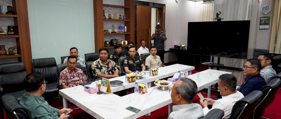 Kepala Kantor PT Jasa Raharja Wilayah Sulsel, J Mulyadi, saat bertemu Sekretaris Daerah Provinsi Sulsel Jufri Rahman, di Kantor Gubernur, Selasa, 6 Mei 2025. Kepala Kantor PT Jasa Raharja Wilayah Sulsel, J Mulyadi, saat bertemu Sekretaris Daerah Provinsi Sulsel Jufri Rahman, di Kantor Gubernur, Selasa, 6 Mei 2025.