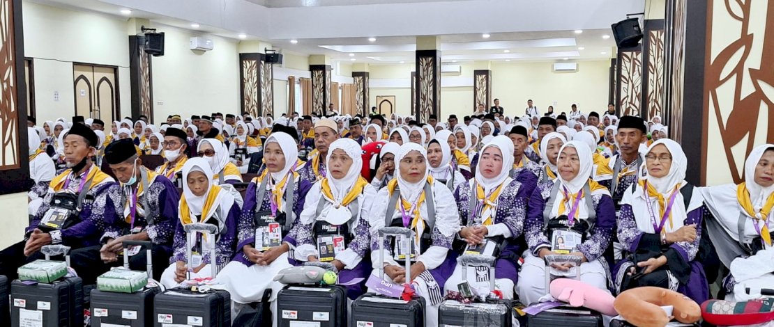 Sebanyak 393 jemaah haji asal Kabupaten Bone yang tergabung dalam kloter 9 Embarkasi Makassar meninggalkan Asrama Haji Sudiang menuju Bandar Udara Internasional Pangeran Mohammad bin Abdul Aziz Madinah, Arab Saudi, Rabu, 7 Mei 2025. Sebanyak 393 jemaah haji asal Kabupaten Bone yang tergabung dalam kloter 9 Embarkasi Makassar meninggalkan Asrama Haji Sudiang menuju Bandar Udara Internasional Pangeran Mohammad bin Abdul Aziz Madinah, Arab Saudi, Rabu, 7 Mei 2025.