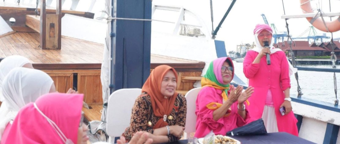 Komunitas perempuan Senam Bambu Runcing Rappang, atau yang dikenal dengan sebutan Bucin, menggelar kegiatan Sunset Sailing Trip di atas Kapal Phinisi yang berlabuh di Anjungan Pantai Losari, Makassar, akhir pekan lalu.