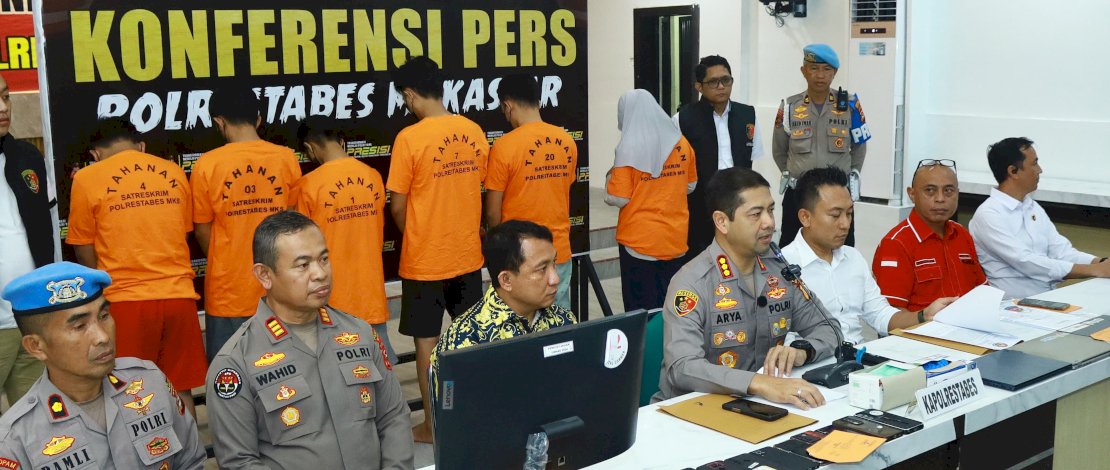 Kapolrestabes Makassar Kombes Pol Arya Perdana,
didampingi Kasat Reskrim AKBP Devi Sujana, Wakil Dekan 3 Paska Sarjana Unhas Prof Doktor Amir Ilyas, Kasi Humas Polrestabes Makassar AKP Wahiduddin, Kasie Propam Polrestabes Makassar Kompol Ramli, dalam konferensi pers di Aula Mappaoddang Polrestabes Makassar Rabu, 7 Mei 2025. Kapolrestabes Makassar Kombes Pol Arya Perdana,
didampingi Kasat Reskrim AKBP Devi Sujana, Wakil Dekan 3 Paska Sarjana Unhas Prof Doktor Amir Ilyas, Kasi Humas Polrestabes Makassar AKP Wahiduddin, Kasie Propam Polrestabes Makassar Kompol Ramli, dalam konferensi pers di Aula Mappaoddang Polrestabes Makassar Rabu, 7 Mei 2025.