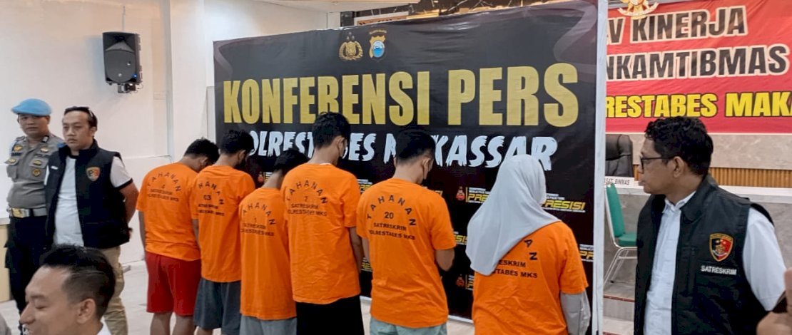 Enam tersangka dalam kasus kecurangan UTBK Unhas Makassar telah ditahan. Enam tersangka dalam kasus kecurangan UTBK Unhas Makassar telah ditahan.