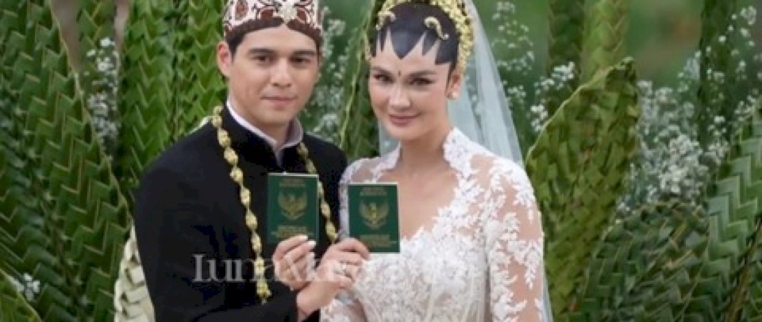 Luna Maya Tampil Memukau Pakai Kebaya Eddy Betty di Hari Pernikahannya 