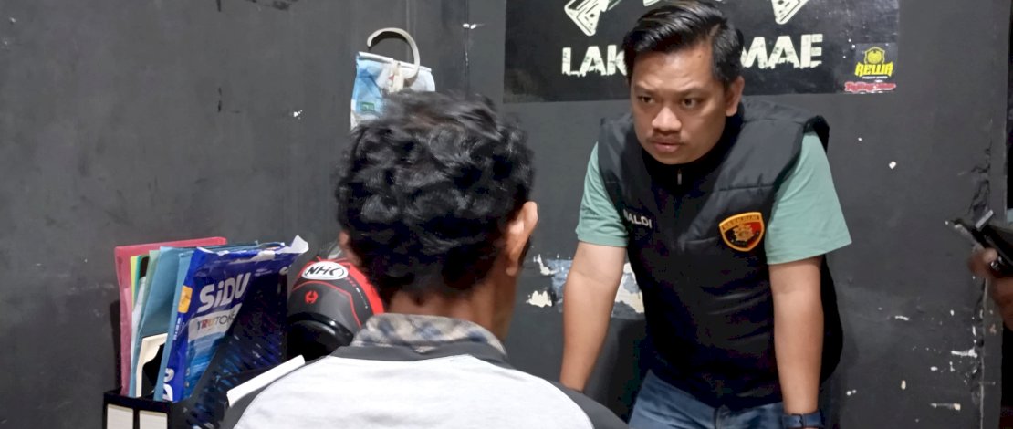 Pria berinisial Y (45) diamankan polisi usai viral melakukan aksi tak senonoh dengan memamerkan alat kelaminnya di muka umum. 
