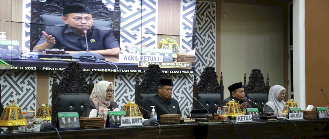 Wakil Bupati Luwu Timur, Puspawati Husler, menghadiri Rapat Paripurna dalam rangka pengumuman usul peresmian pemberhentian Wakil Ketua I DPRD Luwu Timur Masa Jabatan 2024-2029 sekaligus usul peresmian pengangkatan Wakil Ketua I DPRD Luwu Timur Pengganti Antarwaktu Sisa Masa Jabatan 2024-2029, di Ruang Rapat Paripurna, Kamis, 8 Mei 2025.