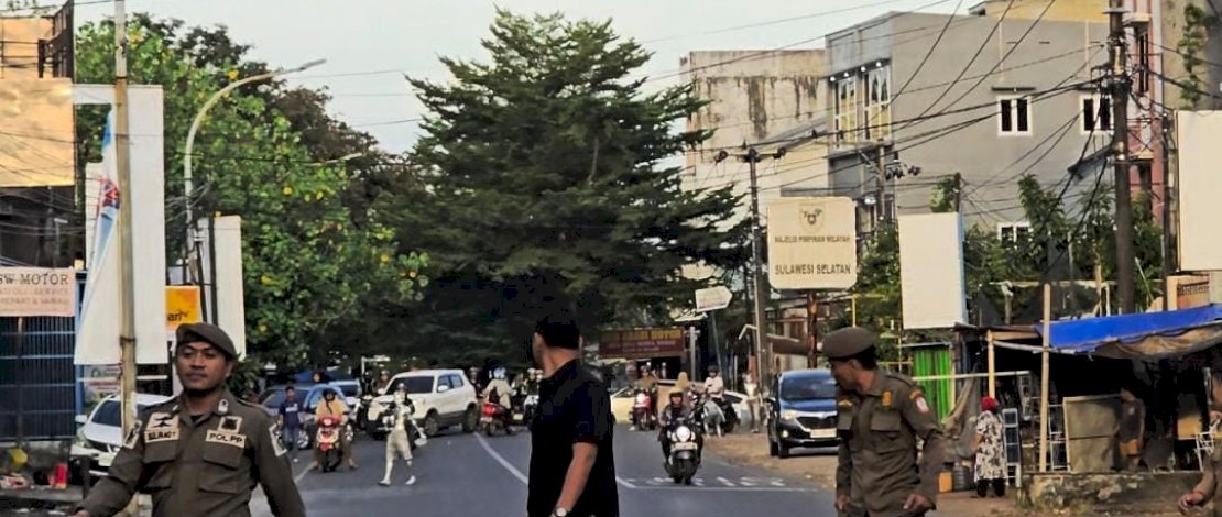 Satpol PP Kota Makassar berupaya melakukan penertiban manusia silver yang meresahkan pengguna jalan.