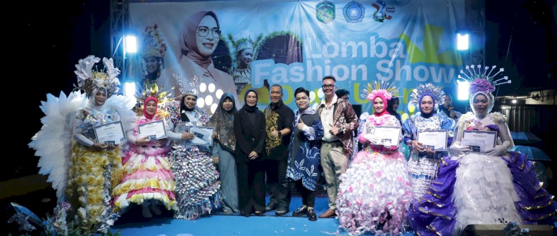 Bupati Luwu Timur, Irwan Bachri Syam, secara resmi membuka lomba fashion show daur ulang barang bekas yang merupakan rangkaian dari Pesta Rakyat Hari Jadi Luwu Timur ke-22, yang digelar di Andi Nyiwi Park, Malili, Jumat, 9 Mei 2025.