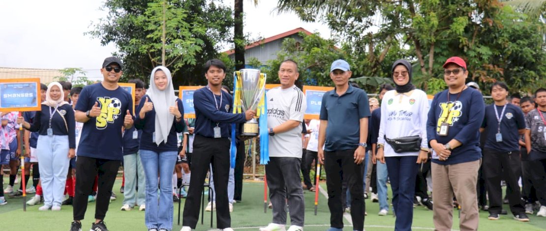 Bupati Luwu Timur, Irwan Bachri Syam, membuka turnamen futsal yang ditandai dengan penyerahan secara simbolis piala bergilir kepada ketua panitia sebagai tanda dimulainya kompetisi bergengsi tersebut.