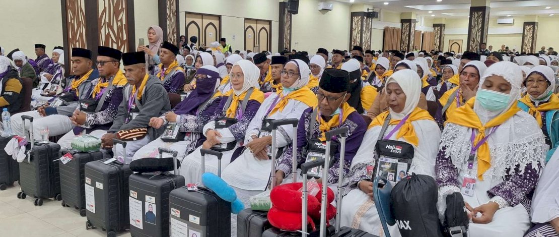 Pelepasan jemaah haji Kloter 14 Embarkasi Makassar, yang terdiri dari jemaah asal Tana Toraja dan Bulukumba, di Asrama Haji Sudiang, Sabtu, 10 Mei 2025.
Pelepasan jemaah haji Kloter 14 Embarkasi Makassar, yang terdiri dari jemaah asal Tana Toraja dan Bulukumba, di Asrama Haji Sudiang, Sabtu, 10 Mei 2025.