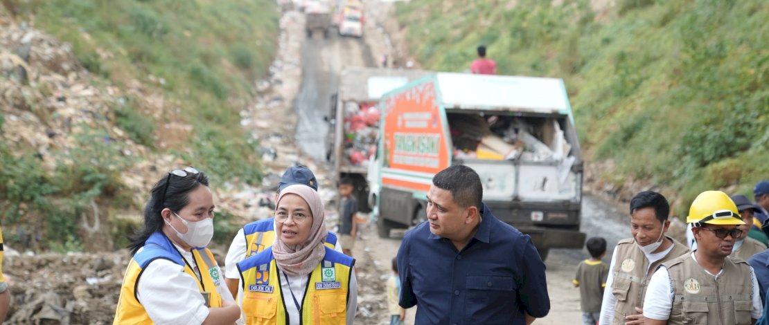 Direktur Jenderal Cipta Karya Kementerian Pekerjaan Umum dan Perumahan Rakyat (PUPR), Dewi Chomistriana, bersama rombongan, ditemani Wali Kota Makassar, Munafri Arifuddin dan OPD terkait di Pemerintah Kota melakukan pemantauan ke Tempat Pembuangan Akhir (TPA) sampah di Antang, Kecamatan Manggala, Selasa (13/5/2025). Direktur Jenderal Cipta Karya Kementerian Pekerjaan Umum dan Perumahan Rakyat (PUPR), Dewi Chomistriana, bersama rombongan, ditemani Wali Kota Makassar, Munafri Arifuddin dan OPD terkait di Pemerintah Kota melakukan pemantauan ke Tempat Pembuangan Akhir (TPA) sampah di Antang, Kecamatan Manggala, Selasa (13/5/2025).