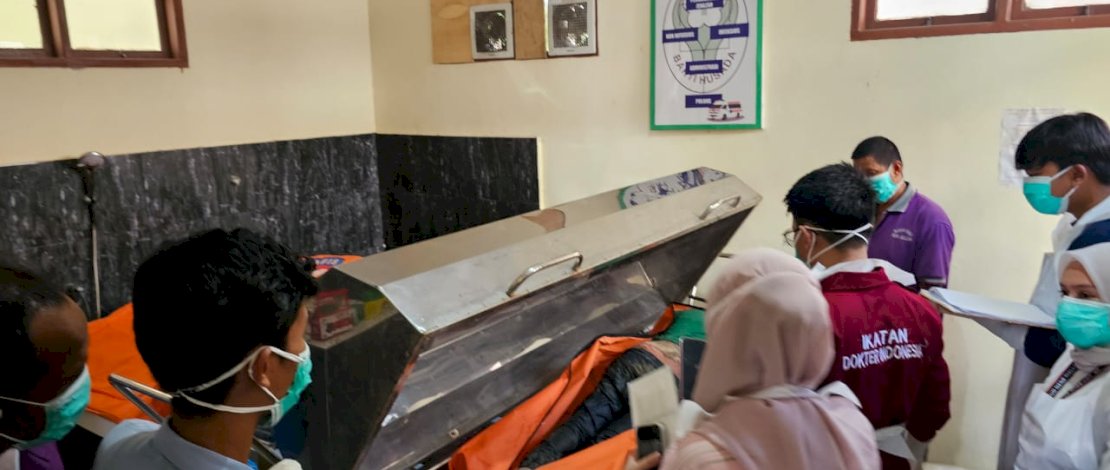 Warga Kecamatan Maritengngae, Kabupaten Sidrap, Sulawesi Selatan, digegerkan dengan penemuan tiga mayat yang diduga merupakan satu keluarga. Warga Kecamatan Maritengngae, Kabupaten Sidrap, Sulawesi Selatan, digegerkan dengan penemuan tiga mayat yang diduga merupakan satu keluarga.