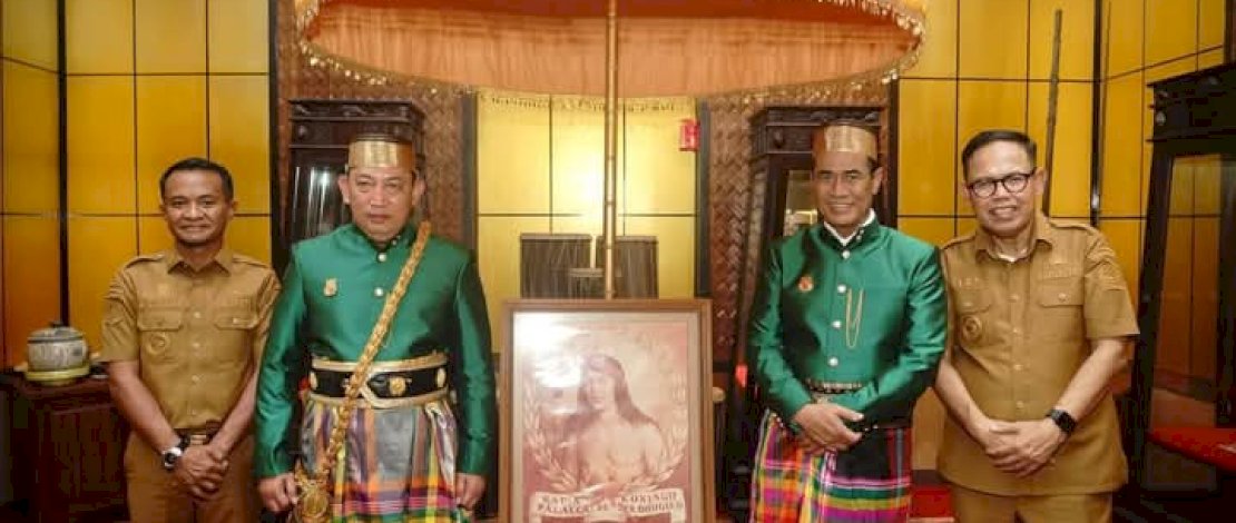 Kunjungi Bone, Kapolri dan Mentan RI Panen Jagung hingga Terima Gelar Adat Bugis