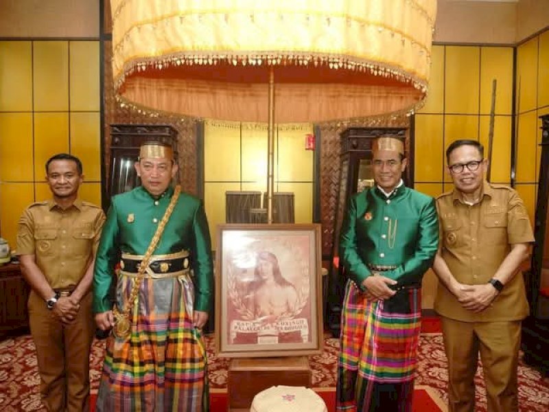 Kunjungi Bone, Kapolri dan Mentan RI Panen Jagung hingga Terima Gelar Adat Bugis