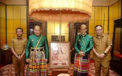 Kunjungi Bone, Kapolri dan Mentan RI Panen Jagung hingga Terima Gelar Adat Bugis