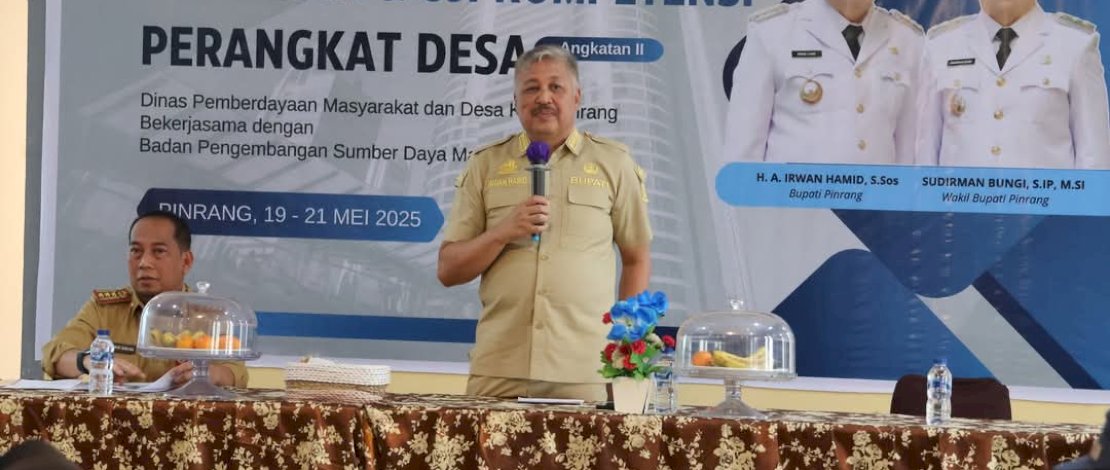 Bupati Pinrang Irwan Hamid membuka Pelatihan dan Uji Kompetensi Perangkat Desa Angkatan II yang berlangsung di Aula The MS Hotel, Senin, 19 Mei 2025.