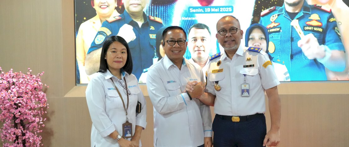 Hantar Sambut Kepala Kantor Kesyahbandaran dan Otoritas Pelabuhan (KSOP) Utama Makassar yang diselenggarakan di Aula Mataram Kantor KSOP Utama Makassar, Senin, 19 Mei 2025.
Hantar Sambut Kepala Kantor Kesyahbandaran dan Otoritas Pelabuhan (KSOP) Utama Makassar yang diselenggarakan di Aula Mataram Kantor KSOP Utama Makassar, Senin, 19 Mei 2025.