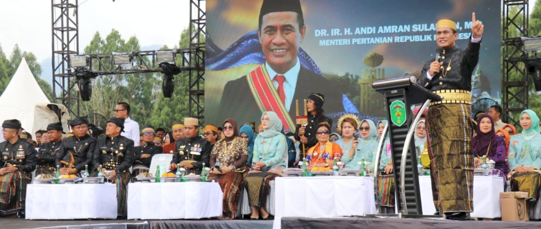 Menteri Pertanian Andi Amran Sulaiman menghadiri puncak peringatan HUT Luwu Timur yang ke-22, Senin, 19 Mei 2025.
Menteri Pertanian Andi Amran Sulaiman menghadiri puncak peringatan HUT Luwu Timur yang ke-22, Senin, 19 Mei 2025.