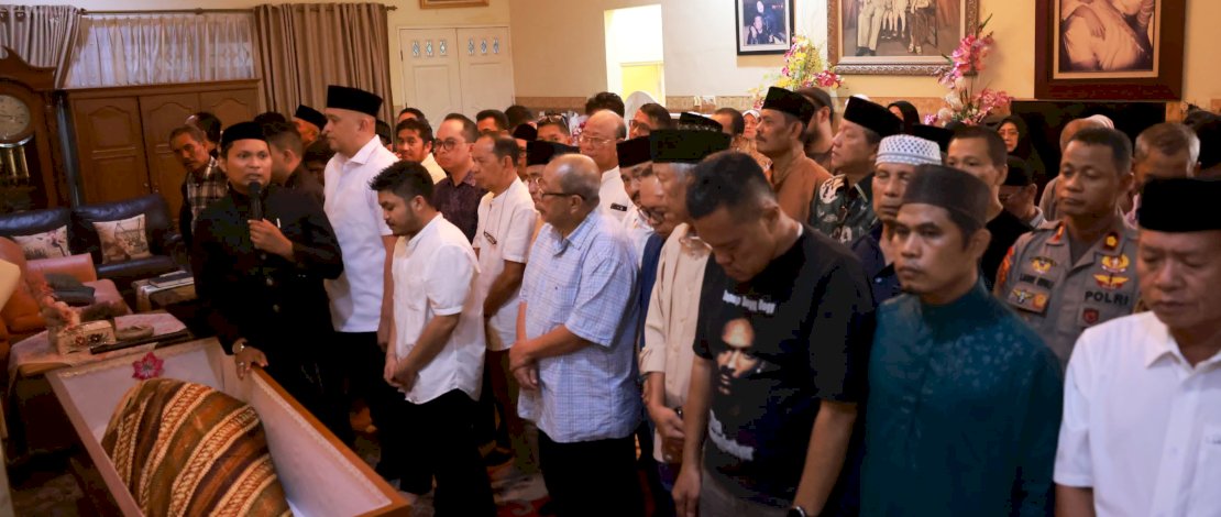 Suasana di rumah duka mendiang Komjen (Purn) H. Jusuf Manggabarani di Perumahan Bukit Khatulistiwa, Kecamatan Biringkanaya, Selasa, 20 Mei 2025.