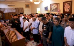 Sampaikan Duka Cita Mendalam, Aliyah Mustika Ilham Melayat ke Rumah Duka Komjen (Purn) Jusuf Manggabarani