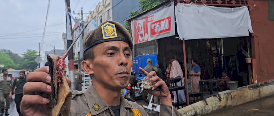Petugas Satuan Polisi Pamong Praja (Satpol PP) kota Makassar 