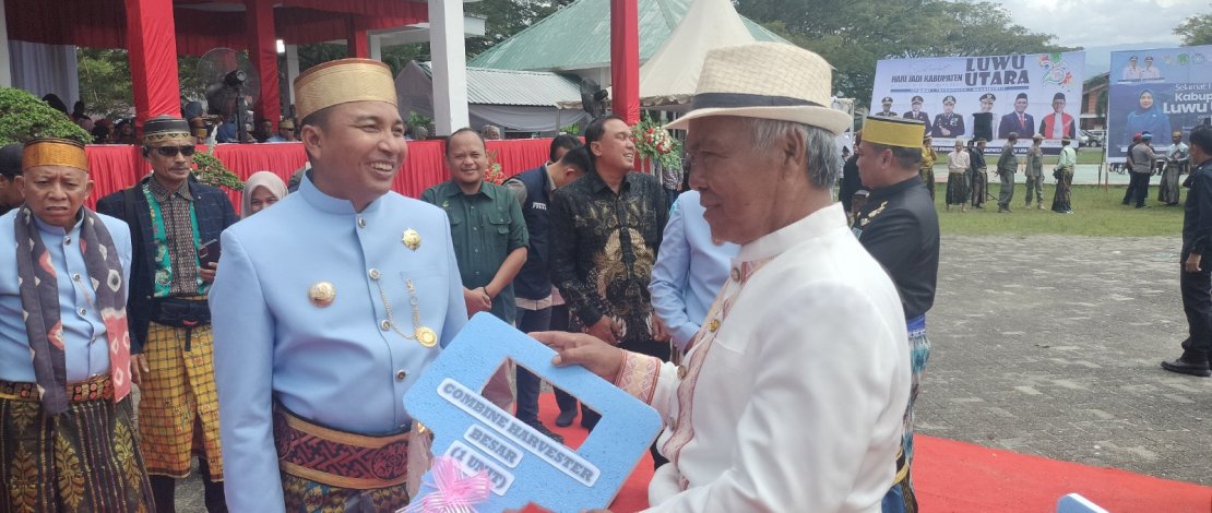  Bupati Serahkan Bantuan Alsintan kepada Poktan di Puncak Peringatan Hari Jadi ke-26 Luwu Utara