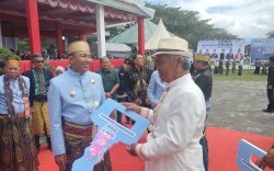  Bupati Serahkan Bantuan Alsintan kepada Poktan di Puncak Peringatan Hari Jadi ke-26 Luwu Utara