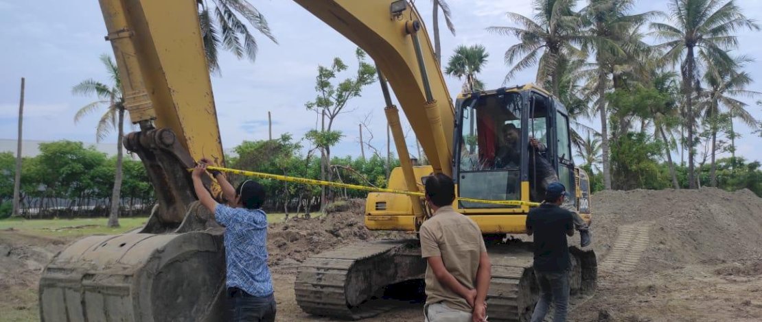Unit Tipidter Satreskrim Polres Jeneponto bersama anggota Satuan Intelkam, melakukan penyegelan terhadap area tambang pasir ilegal di Dusun Petang, Kecamatan Arungkeke, Kabupaten Jeneponto, pada Selasa, 20 Mei 2025. Unit Tipidter Satreskrim Polres Jeneponto bersama anggota Satuan Intelkam, melakukan penyegelan terhadap area tambang pasir ilegal di Dusun Petang, Kecamatan Arungkeke, Kabupaten Jeneponto, pada Selasa, 20 Mei 2025.