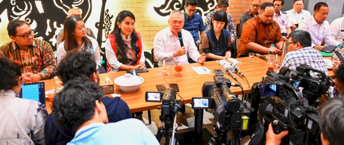 Menteri Perhubungan (Menhub), Dudy Purwagandhi dan empat perwakilan aplikasi transportasi online, saat diskusi publik, di Aroem Resto & Cafe Jakarta, Senin (19/5/2025) lalu. (Dok.Dephub.go.id)