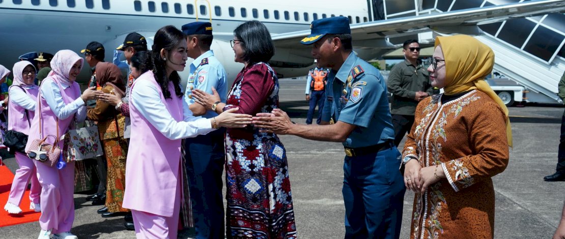 Wadan Lantamal VI Sambut Kedatangan Ibu Wakil Presiden RI Selvi Gibran di Makassar Wadan Lantamal VI Sambut Kedatangan Ibu Wakil Presiden RI Selvi Gibran di Makassar