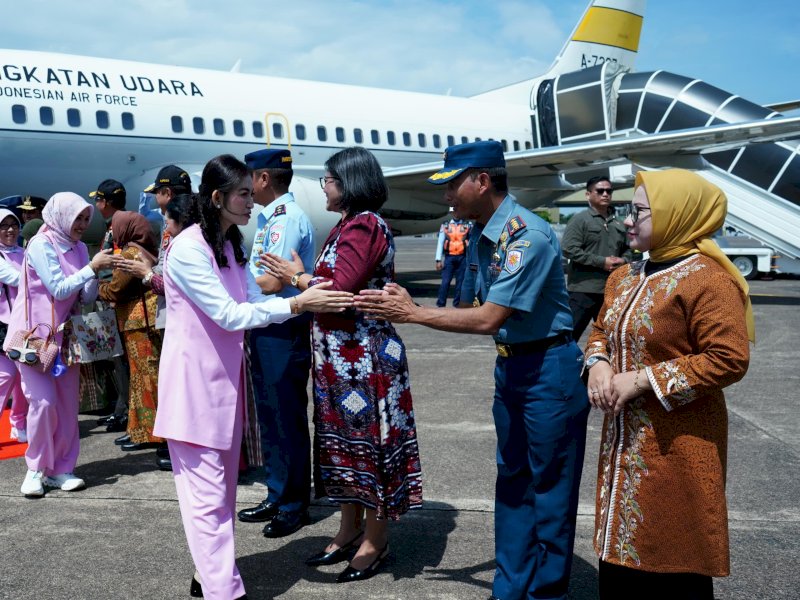 Wadan Lantamal VI Sambut Kedatangan Ibu Wakil Presiden RI Selvi Gibran di Makassar