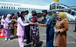 Wadan Lantamal VI Sambut Kedatangan Ibu Wakil Presiden RI Selvi Gibran di Makassar