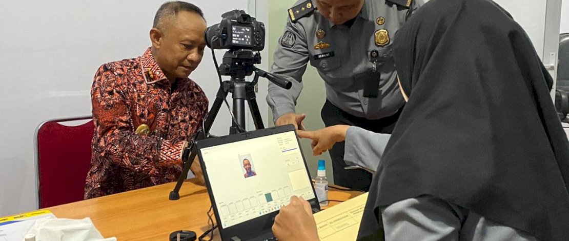 Kantor Imigrasi Kelas I TPI Makassar melakukan penjemputan bola dengan membuka layanan perekaman paspor di Kabupaten Kepulauan Selayar.