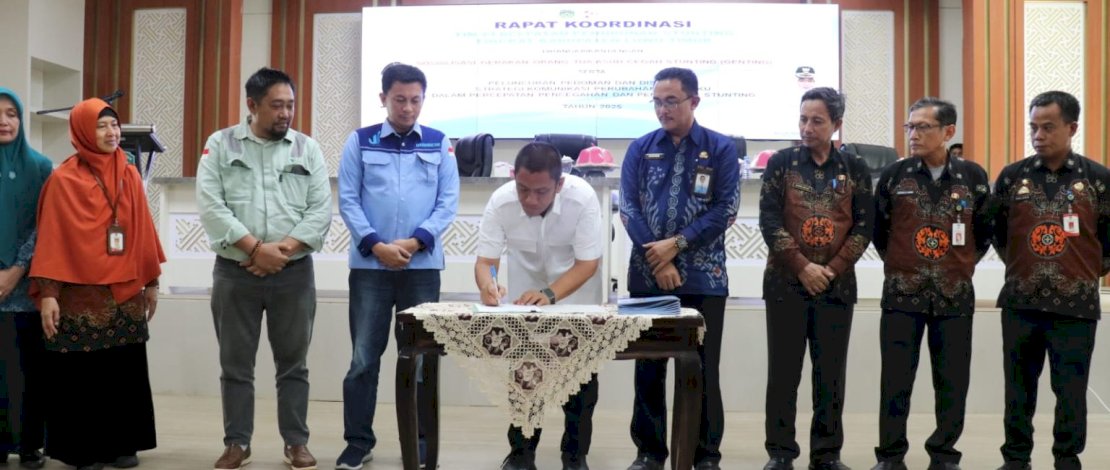 Bupati Luwu Timur Irwan Bachri Syam melakukan penandatanganan komitmen Gerakan Orang Tua Asuh Cegah Stunting.