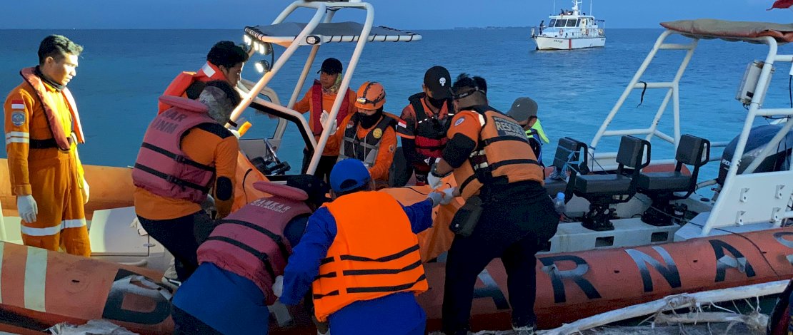 Penumpang Kapal Motor (KM) Tidar yang dilaporkan hilang setelah melompat ke laut,
Eryks E. Dillak (41), akhirnya ditemukan dalam keadaan tidak bernyawa. 