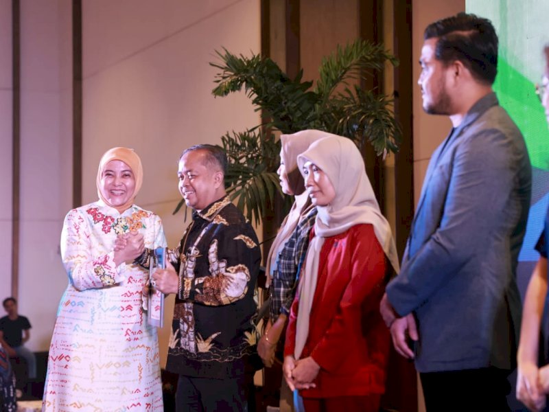 Tanggung Iuran BPJS Kesehatan 100 Anak Panti Asuhan, Hotel Claro Makassar Terima Penghargaan