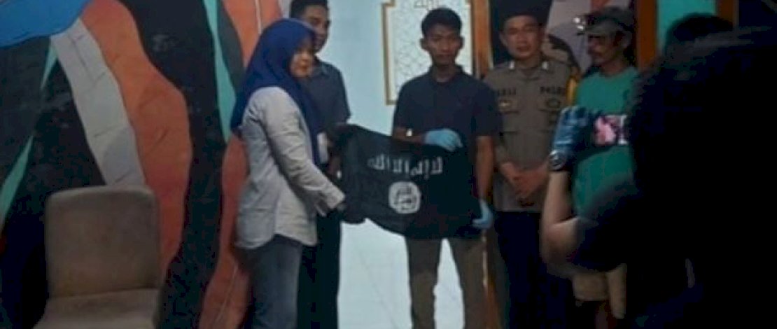Barang bukti berupa bendera ISIS diamankan saat aparat gabungan menggerebek rumah seorang pelajar SMA di Kabupaten Gowa, Sulawesi Selatan. Sabtu, (24/5/2025). (dok:kompascom)