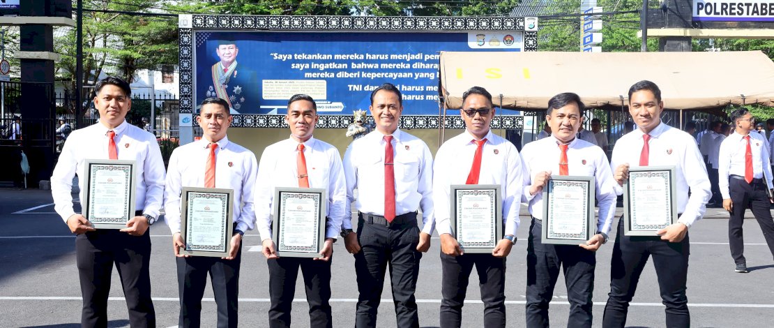 Kapolrestabes Makassar, Kombes Pol Arya Perdana, menyerahkan penghargaan kepada 23 anggota Satresnarkoba Polrestabes Makassar, atas prestasinya menggagalkan peredaran narkoba dari jaringan internasional. Kapolrestabes Makassar, Kombes Pol Arya Perdana, menyerahkan penghargaan kepada 23 anggota Satresnarkoba Polrestabes Makassar, atas prestasinya menggagalkan peredaran narkoba dari jaringan internasional.