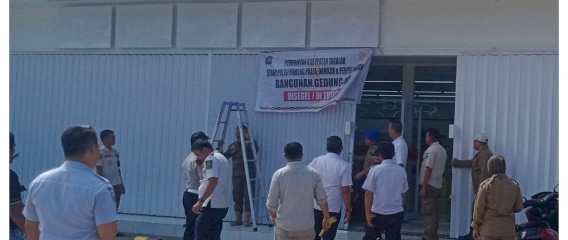 Tim gabungan melakukan penyegelan terhadap dua bangunan toko retail modern yang berada di wilayah Kelurahan Pattallassang dan Kelurahan Kalabbirang, Kecamatan Pattallassang, Kabupaten Takalar.