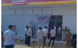 Tim Gabungan Segel Dua Bangunan Retail Modern di Takalar