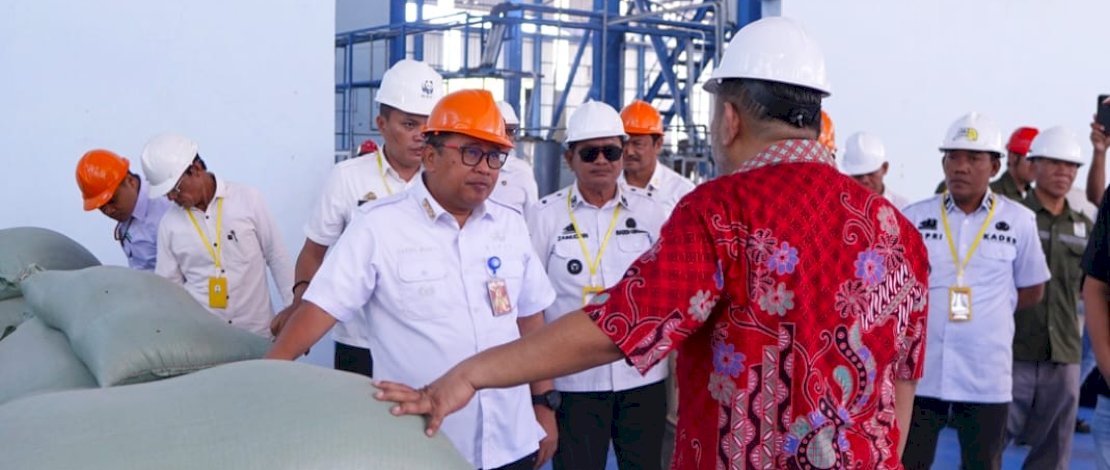 Bupati Takalar, Mohammad Firdaus Daeng Manye, melakukan kunjungan ke Pabrik Pakan Udang yang berlokasi di Desa Laikang, Kecamatan Mangarabombang, Rabu, 28 Mei 2025. 