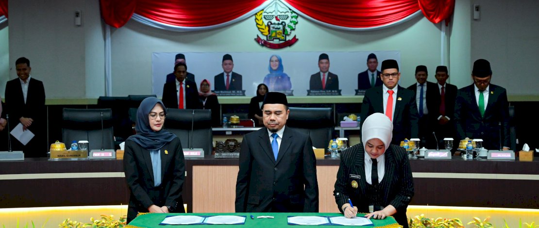 Penyerahan LHP oleh Direktur Jenderal Pemeriksaan Keuangan Negara III BPK RI, Dede Sukarjo, dalam Rapat Paripurna DPRD Provinsi Sulsel di Gedung DPRD Sulsel, Rabu, 28 Mei 2025.