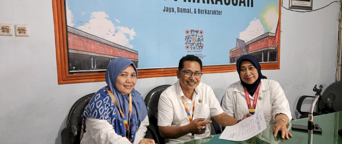 BERI KETERANGAN. Ketua Panitia SPMB SMAN 1 Makassar 2025, Mustari Mustamin (tengah), memberikan keterangan terkait pendaftaran SPMB 2025 di SMAN 1 Makassar, Rabu (28/5/2025). BERI KETERANGAN. Ketua Panitia SPMB SMAN 1 Makassar 2025, Mustari Mustamin (tengah), memberikan keterangan terkait pendaftaran SPMB 2025 di SMAN 1 Makassar, Rabu (28/5/2025).