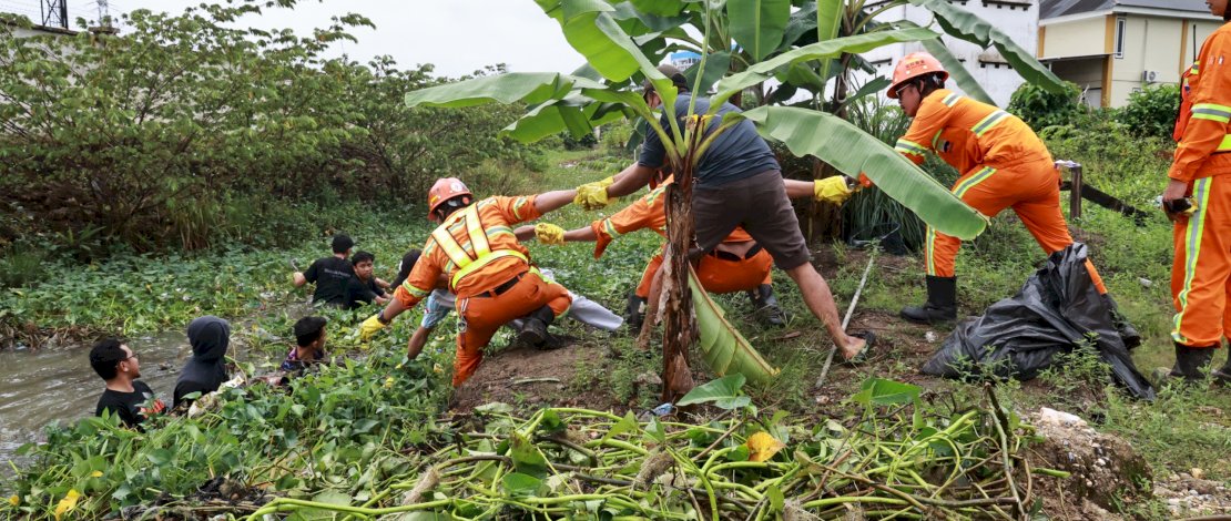 Hijaukan Bumi, BTIIG Rayakan May Day dengan Tanam Pohon dan Bersih-Bersih Drainase