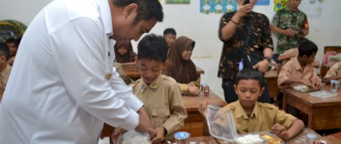 Bupati Maros Dr.H.A.S.Chaidir Syam.S.IP., M.H. bersama unsur Forkopimda Maros meninjau langsung proses pelaksanaan Program Makanan Bergizi Gratis untuk siswa-siswi di Kabupaten Maros yang dipusatkan di SD Negeri 126 Inpres Kariango Desa Sudirman, Kecamatan Tanralili.