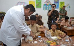 Bupati Maros Tinjau Pelaksanaan Program Makanan Bergizi Gratis