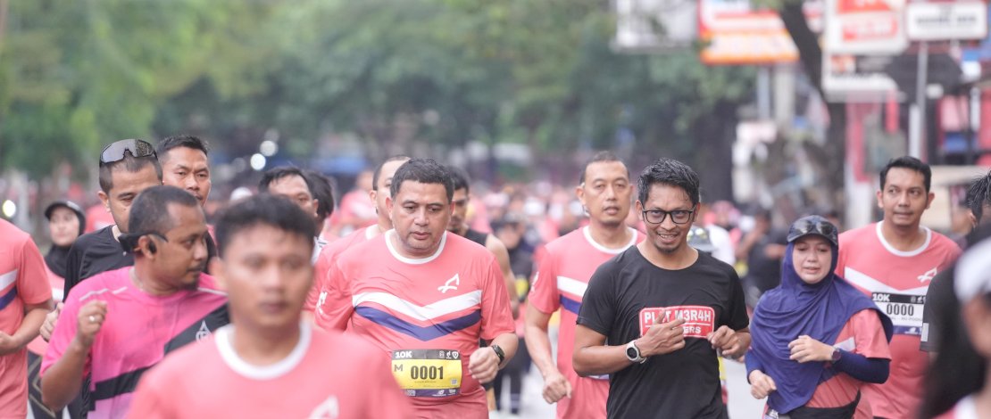 Wali Kota Munafri Arifuddin ikut meramaikan kategori lari 10K. Start dan finish berada di Anjungan Pantai Losari, dengan rute yang menampilkan keindahan ikon Kota Makassar, Sabtu (31/5/2025)
