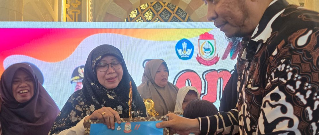 Ustadz Kondang Muhammad Nur Maulana mengisi Tabligh Akbar Hifdzil Qur'an dan Keterampilan 2025 Pemkot Makassar. 
