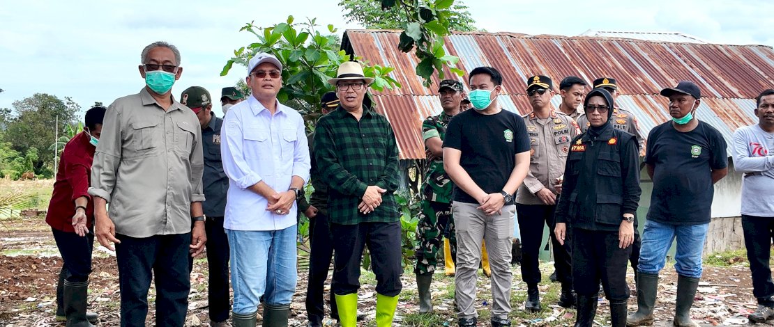 Direktur Pengurangan Sampah dan Pengembangan Ekonomi Sirkular Kementrian Lingkungan Hidup, Agus Rusly, meninjau pengelolaan sampah di TPA Balang, Kabupaten Takalar, Minggu, 1 Juni 2025. Direktur Pengurangan Sampah dan Pengembangan Ekonomi Sirkular Kementrian Lingkungan Hidup, Agus Rusly, meninjau pengelolaan sampah di TPA Balang, Kabupaten Takalar, Minggu, 1 Juni 2025.